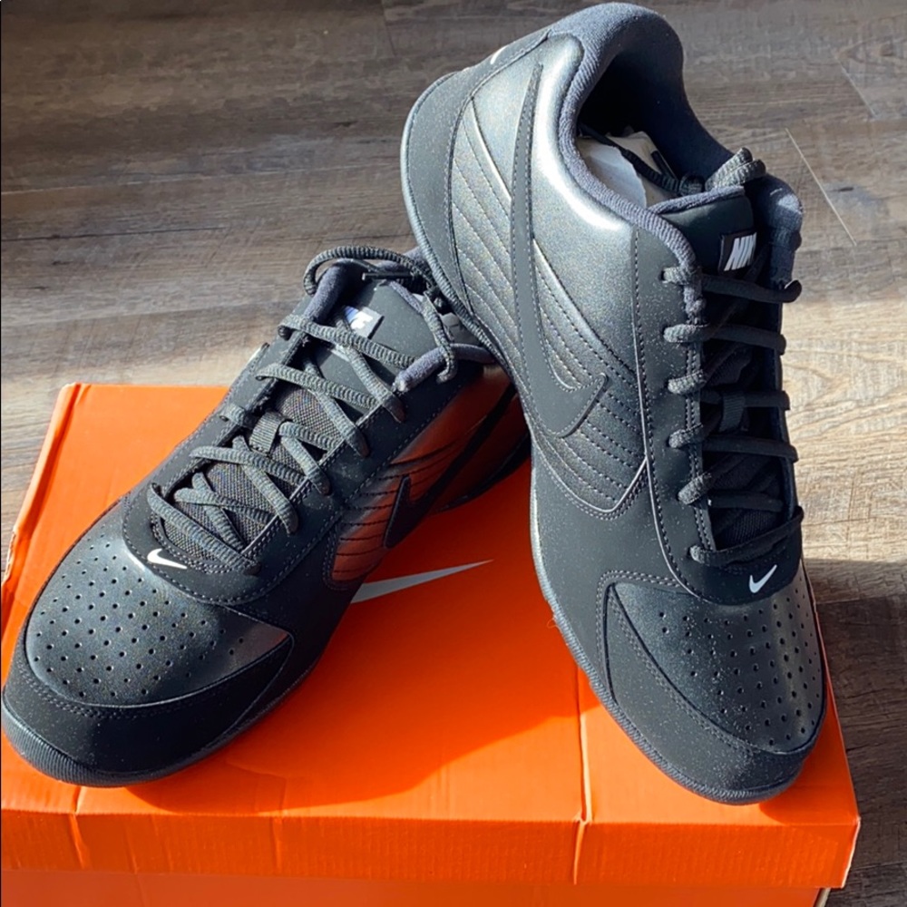BRAND NEW NIKE AIR BASELINE LOW SNEAKERS